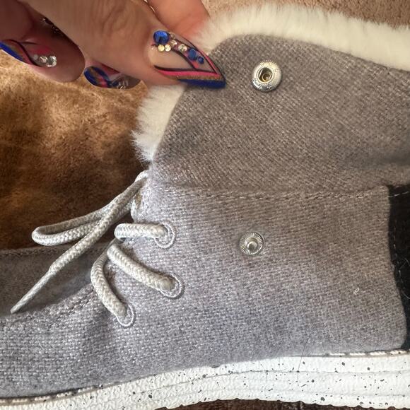 Hey Dude Women’s Britt Gray/White Faux Fur Lined Shoes Size 6 Foldover Snap Cuff - Picture 9 of 12